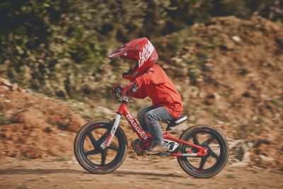 28324_Electric Balance Bikes _ eDRIVE _ 2022 _ Action